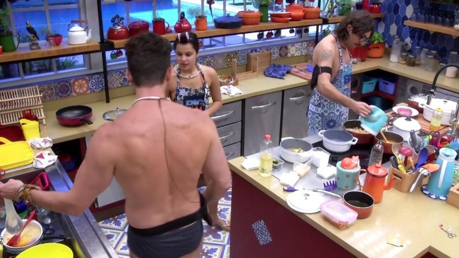 Marcos propõe guerra de camisinha d"água - Reprodução/ TV Globo