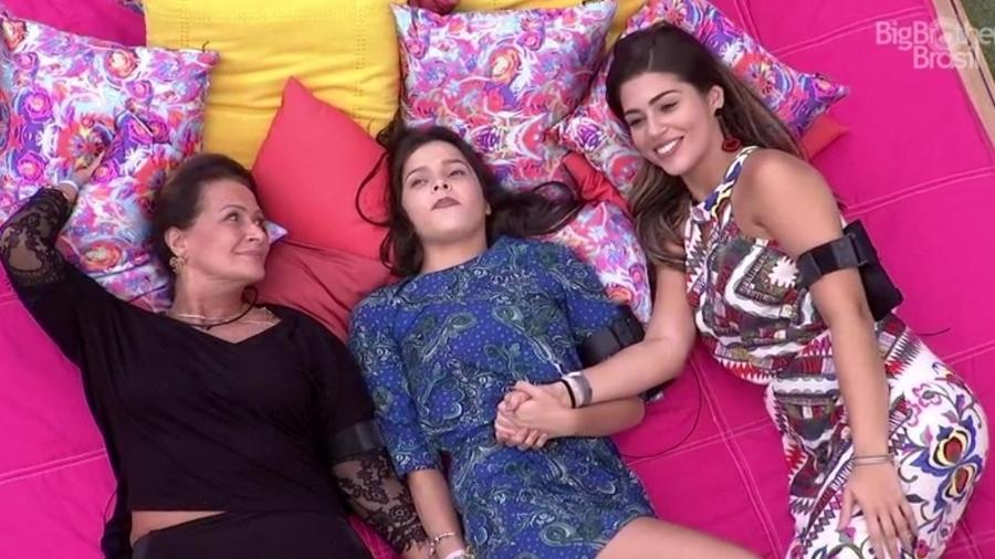 Finalistas do "BBB17", Emilly, Ieda e Vivian, se emocionam - Reprodução/TV Globo