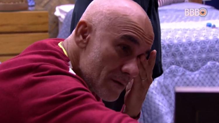 Ayrton chora ao ver fotos da família - Reprodução/GlobosatPlay - Reprodução/GlobosatPlay