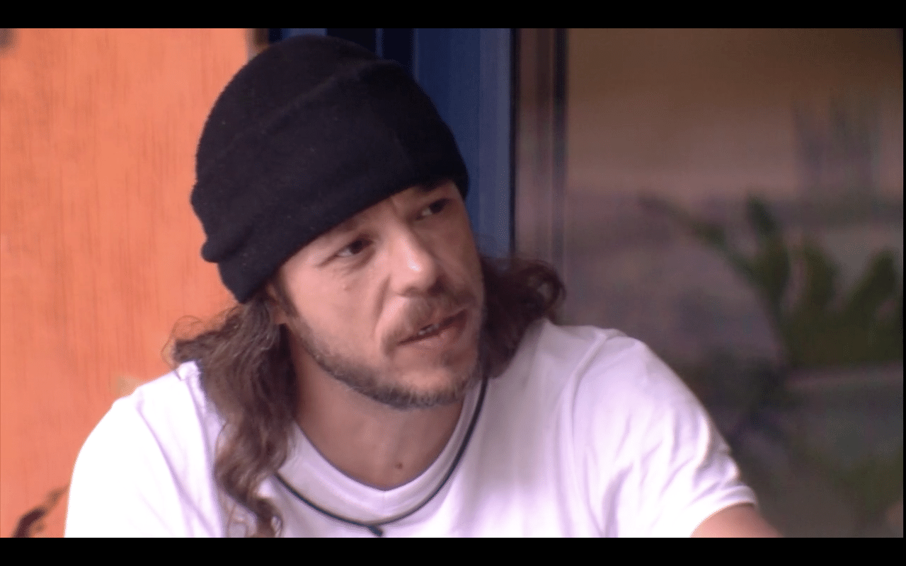 17.fev.2016 - Tamiel conversa com Ronan e fazem as pazes no "BBB16" - Reprodução/TV Globo