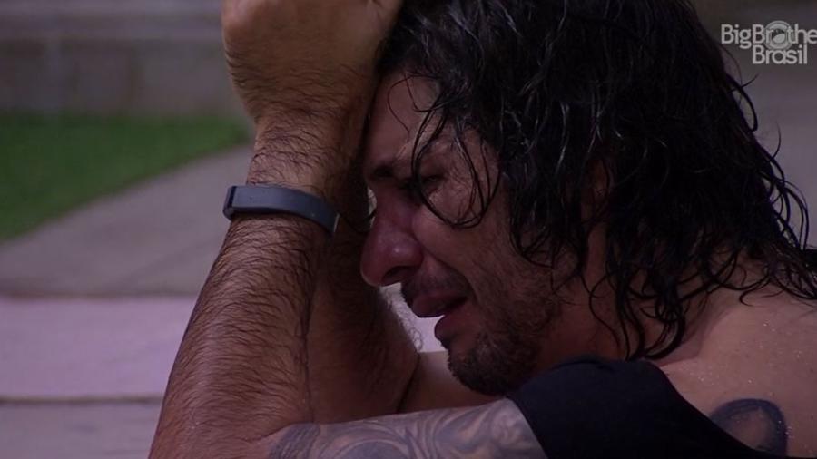 Ilmar chora de saudade do filho no "BBB17" - Reprodução/TV Globo