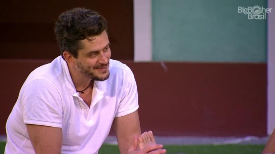 Marcos faz massagem nos pés de Emilly ao mesmo tempo em que a chama de pinscher - Reprodução/TV Globo