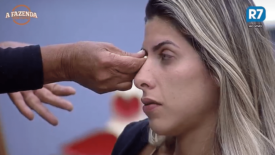 Peões testam simpatia em olho inchado de Ana Paula Minerato - Reprodução/R7
