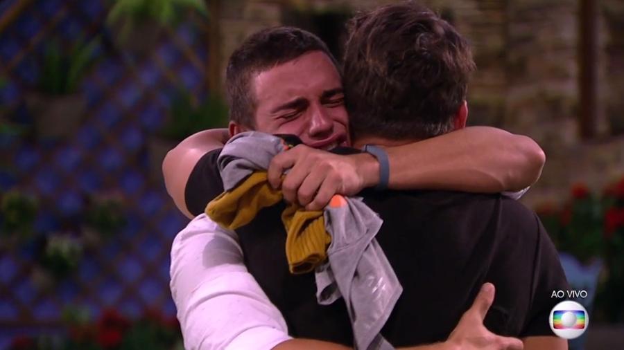 Antônio e Manoel se abraçam no "BBB17" - Reprodução/TV Globo