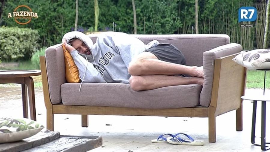 Marcos Harter dorme na área externa da sede de "A Fazenda 9" - Reprodução/R7