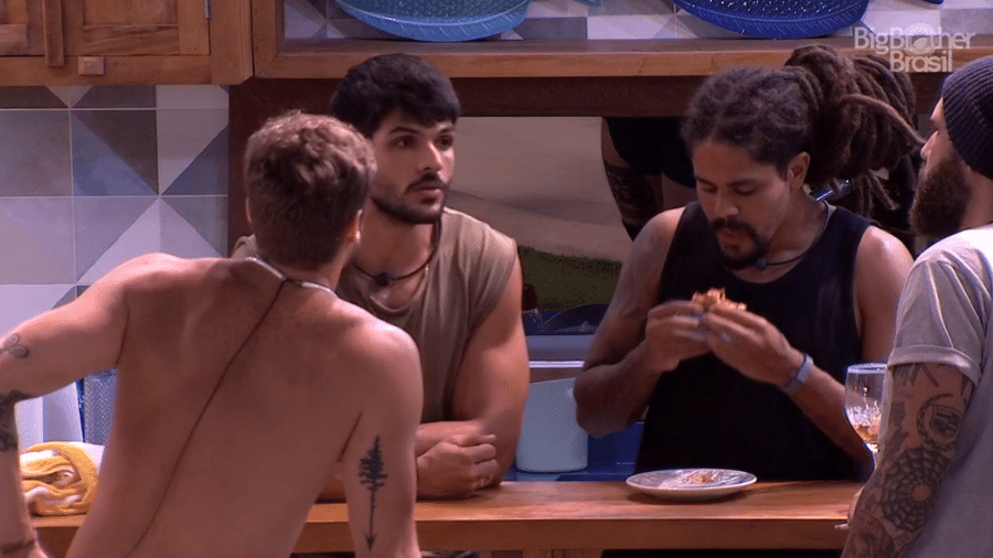 Em papo com brothers, Lucas afirma que Caruso tem chances com Paula - Reprodução/GloboPlay