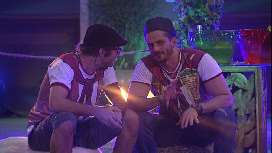 Marcos especula sobre antipatia entre Emilly e Vivian - Reprodução/TVGlobo