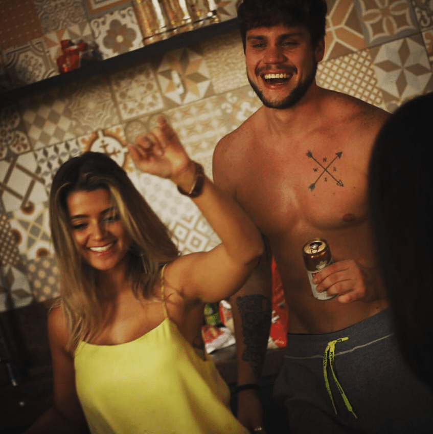 Breno, participante do "BBB18", aproveita festa com amiga - Reprodução/Intagram