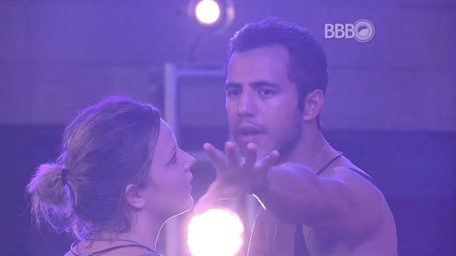 11.fev.2016 - Matheus e Maria Claudia tem DR durante a Festa Celebridades - Reprodução/TV Globo