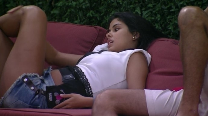 1.mar.2016 - Correndo o risco de ser eliminada, Munik já faz planos para quando deixar a casa. Em conversa com Ana Paula, a goiana revelou que não vê a hora de "tomar banho pelada" - Reprodução/TV Globo