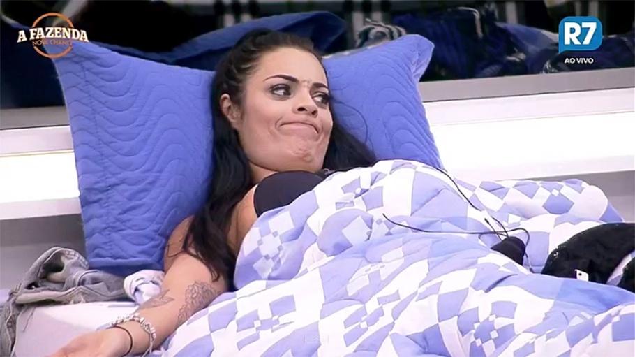 Monique Amin faz careta após se confinada dentro da sede - Reprodução/R7