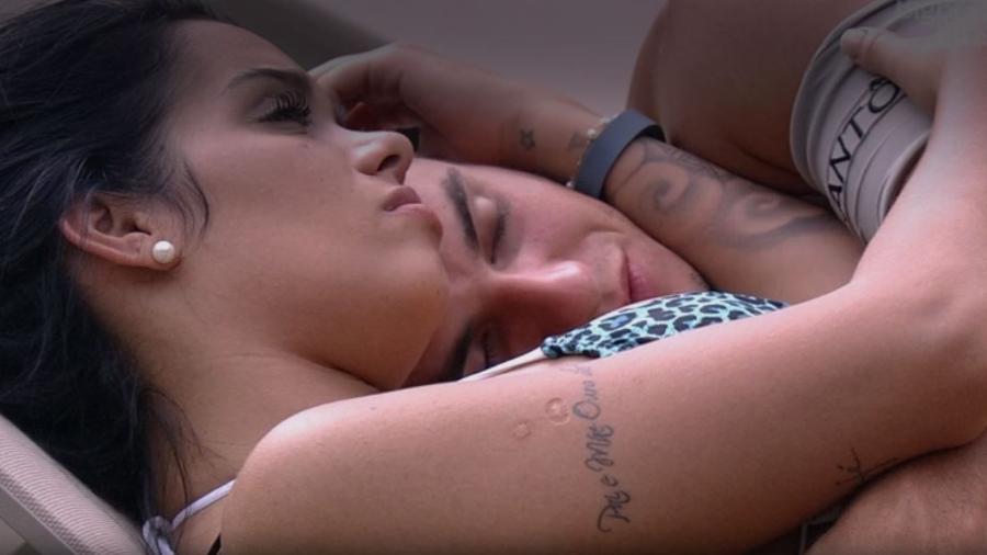 25. jan.2017 - Antônio e Mayara trocam carícias - Reprodução/TV Globo