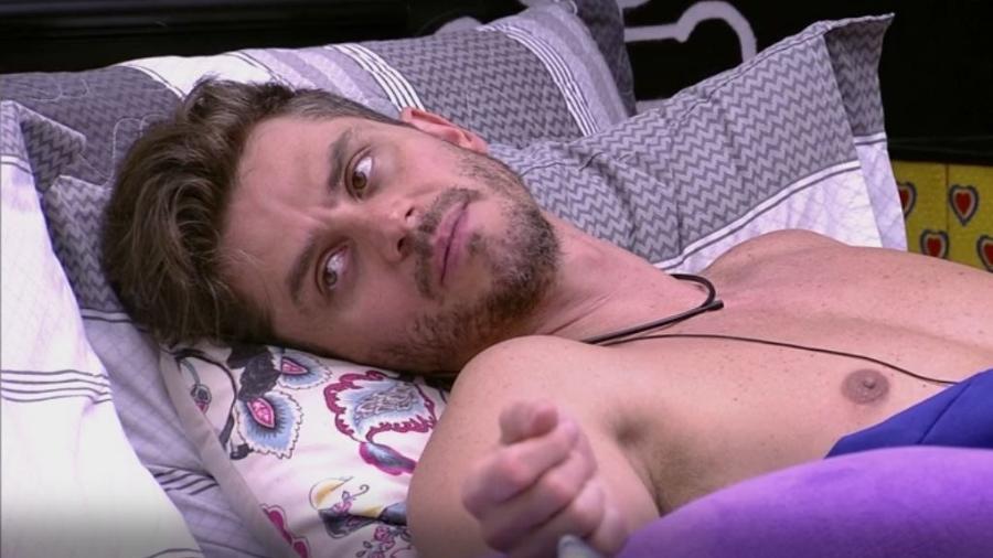Marcos conta curiosidades a Emilly, mas entram por um ouvido e saem pelo outro - Reprodução/TVGlobo