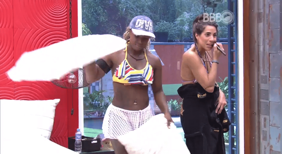 5.fev.2016 - Juliana e Adélia comentam noite dormida com Renan no quarto de líder, no "BBB16" - Reprodução/TV Globo