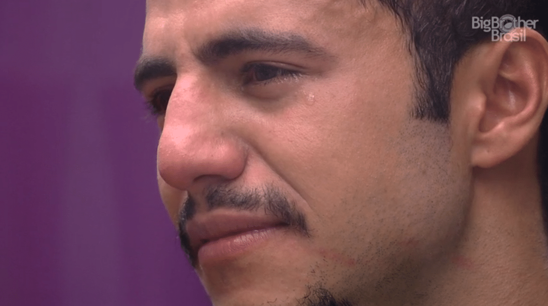 3.mar.2016 - Matheus chora ao saber que Ana Paula decidiu sair do reality - Reprodução/TV Globo