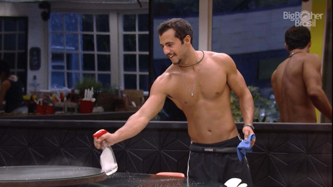 9.mar.2016 - Matheus limpa a cozinha do "BBB16" - Reprodução/TV Globo