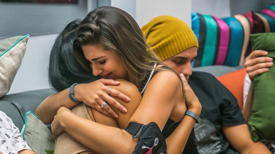 Mayara e Vivian se abraçam após a anúncio da saída da mineira - Globo/Paulo Belote