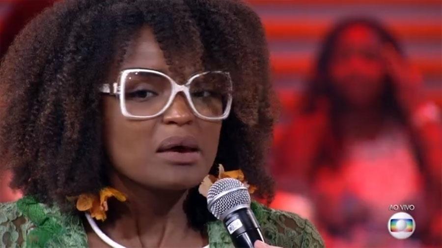 Eliminada com 92,69% dos votos, Nayara aproveitou que estava ao vivo em rede nacional para pedir emprego assim que saiu do "BBB" e afirmou que não sabia jogar. "Eu não sei, não saberia, achei que fui longe demais! Esse é meu jeito, é assim que eu sou...Não me arrependo de nada. Acho que o mais importante aqui é dizer para todo mundo que preciso de trabalho", disse a jornalista - Reprodução/Globo