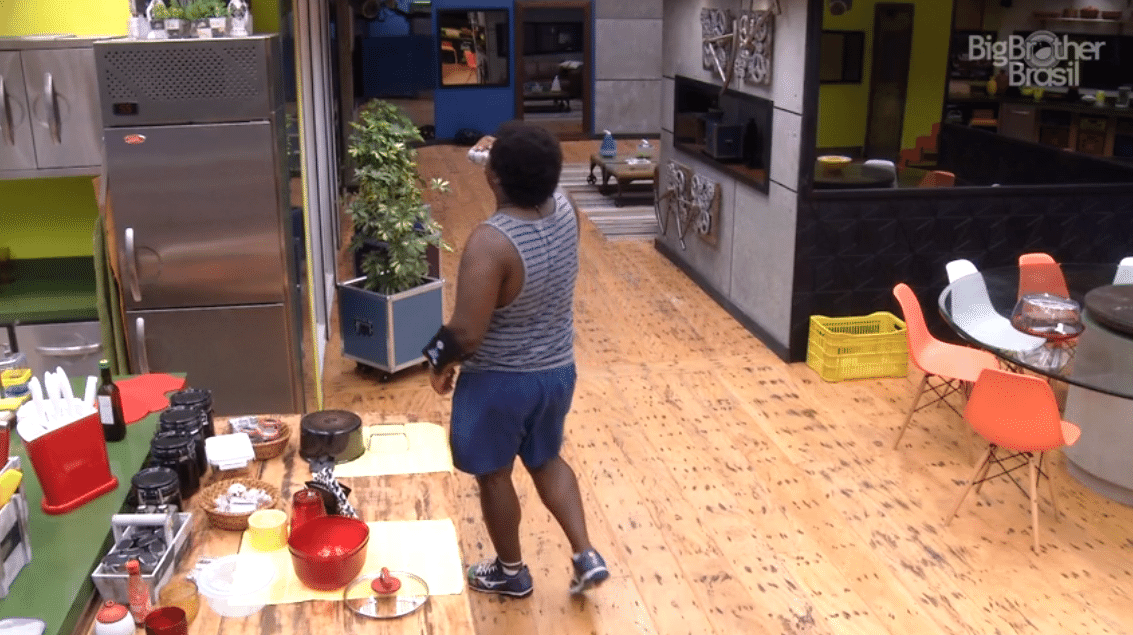 18.mar.2016 - Cansado, Ronan é o segundo brother a abandonar a prova do líder desta semana - Reprodução/TV Globo