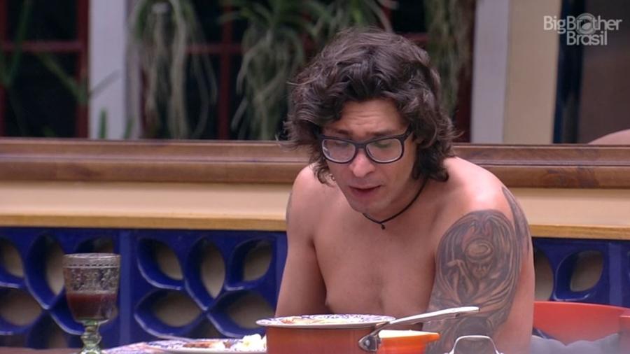 Ilmar almoça sozinho na cozinha - Reprodução/TV Globo