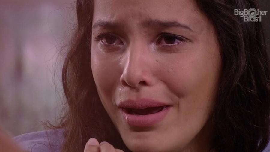 Emilly chora ao se lembrar da mãe - Reprodução/TVGlobo