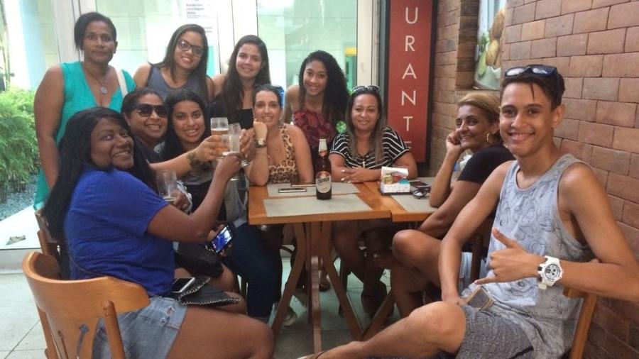 Os fãs de Marcos Harter: Luciana, Isabela, Camila e Sabrina (em pé) e Taís, Alessandra, Kennia, Mônica, Tatiane, Edna e Nicholas (sentados) - Giselle de Almeida/UOL