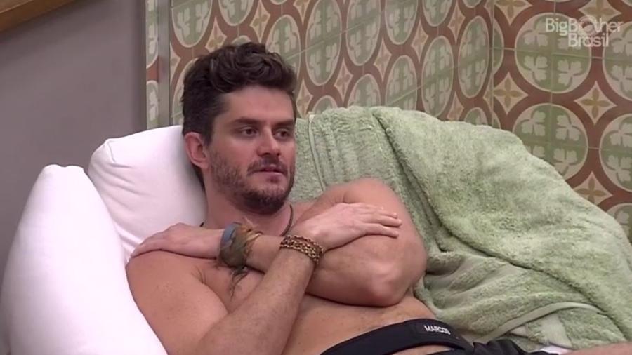 Marcos volta a criticar Ilmar ao conversar com Emilly - Reprodução/TVGlobo