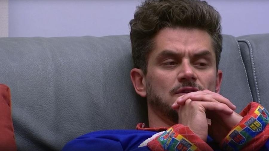 Marcos tenta se entender com Emilly depois de noite turbulenta - Reprodução/TVGlobo