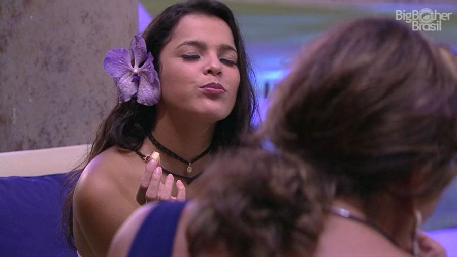 Emilly toma champanhe com Ieda e Vivian - Reprodução/TV Globo