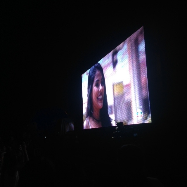 5.abr.2016 - Um telão foi colocado pela afiliada da Rede Globo em frente ao bar, onde cerca de 300 pessoas assistiram ao programa, com direito a pipoca, cerveja e música ao vivo - Matheus Monteiro /Colaboração para o UOL