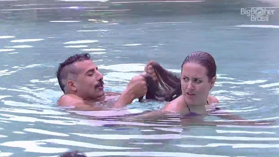 Kaysar e Patrícia brincam na piscina da casa  - Reprodução/GloboPlay