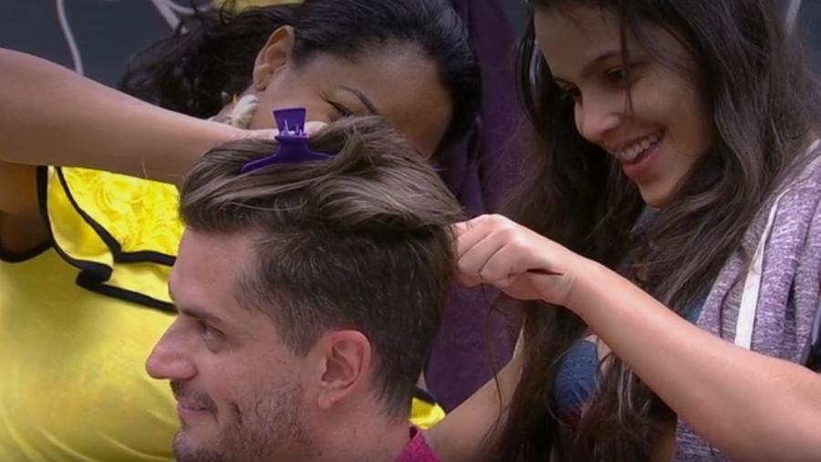 Elis e Emilly cortam o cabelo de Marcos - Reprodução/TV Globo