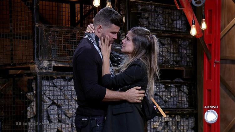 Casal beijando - Reprodução/Record - Reprodução/Record