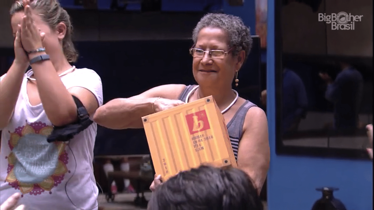 16.fev.2016 - Os integrantes do grupo Tá com Nada ganharam uma colher de chá no "BBB16" - Reprodução/TV Globo