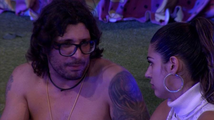 Ilmar comenta com Vivian que ela não irá para a berlinda - Reprodução/TV Globo