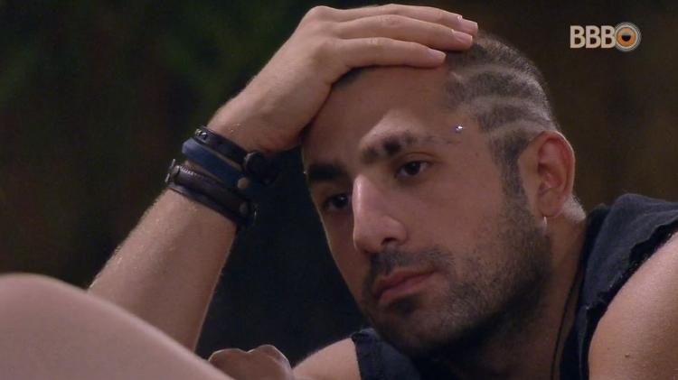 Ana Clara e Kaysar conversam na área externa da casa - Reprodução/Globoplay - Reprodução/Globoplay