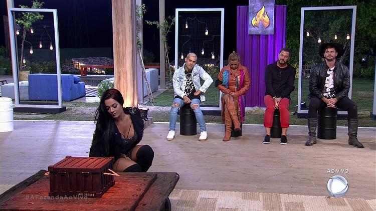 Envelopes Monique - Reprodução/Record - Reprodução/Record