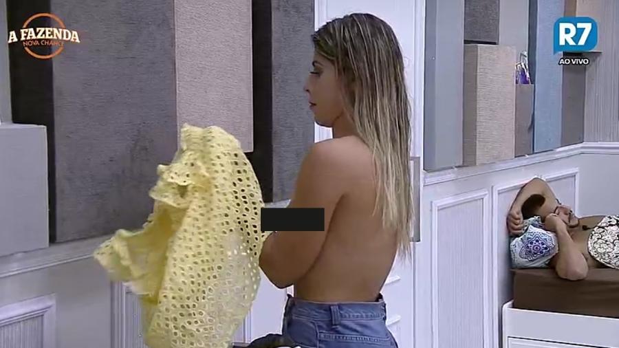 Ana Paula Minerato faz topless em "A Fazenda 9" - Reprodução/R7