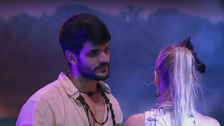 Lucas e Jéssica conversam durante festa  - Reprodução/Tv Globo 