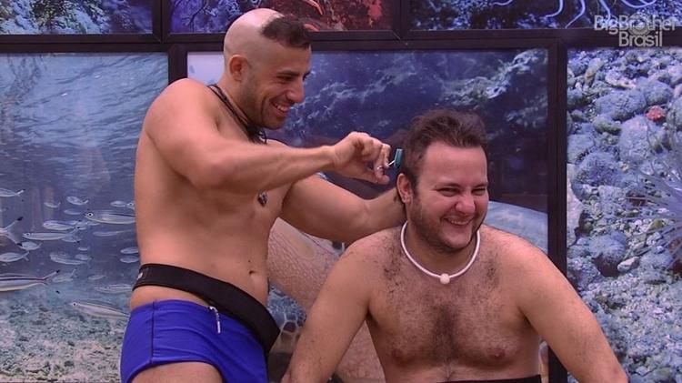 Kaysar corta cabelo de Diego - Reprodução/GloboPlay - Reprodução/GloboPlay
