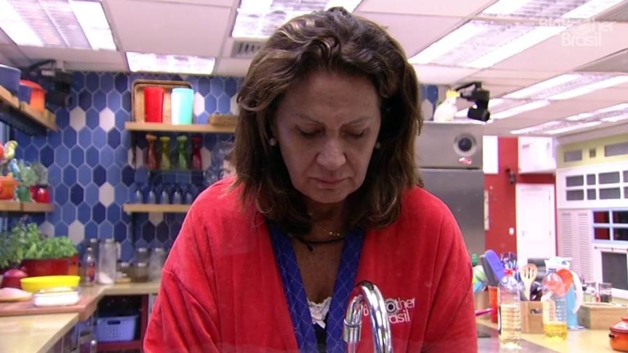 Ieda se recusa a lavar louça suja por Emilly, Marcos e Ilmar - Reprodução/ TV Globo