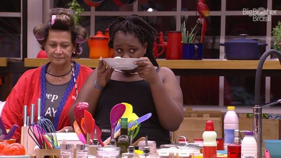 Roberta cheira receita que Ieda está cozinhando - Reprodução/TV Globo