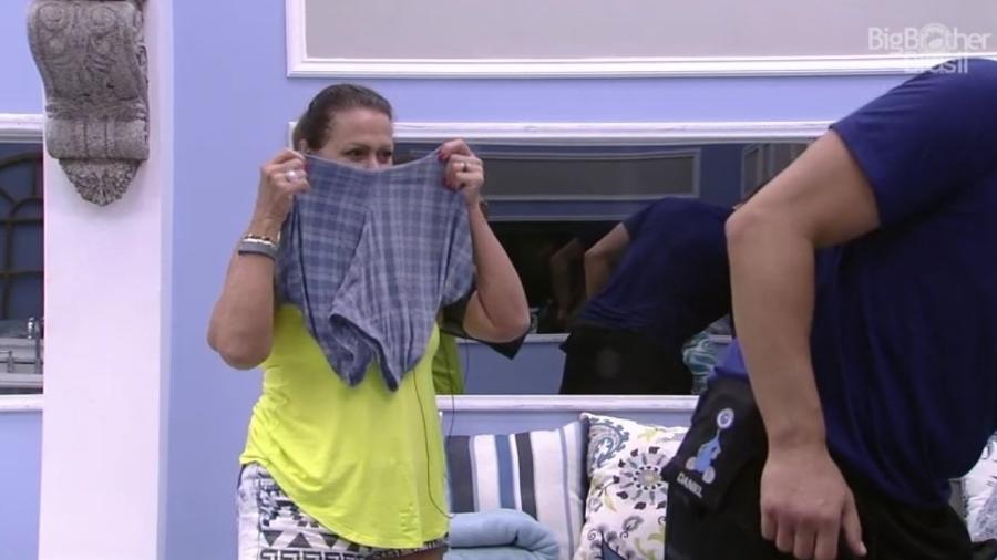 Ieda cheira cueca de Rômulo - Reprodução/Tv Globo