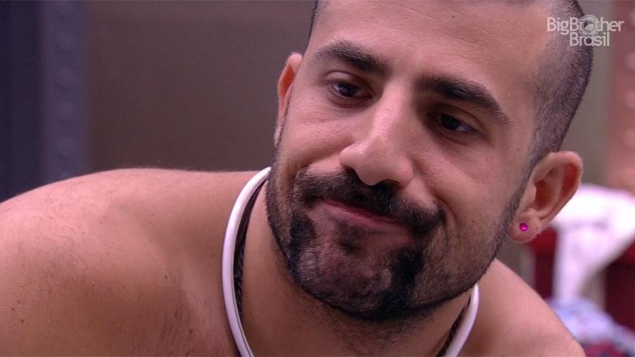 Kaysar escuta Patrícia falar de sentimentos e faz caretas - Reprodução/GloboPlay