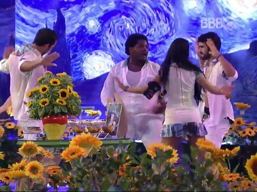 19.mar.2016 - Brothers curtem festa Van Gogh dançando e assediando o falso brother - Reprodução/TV Globo