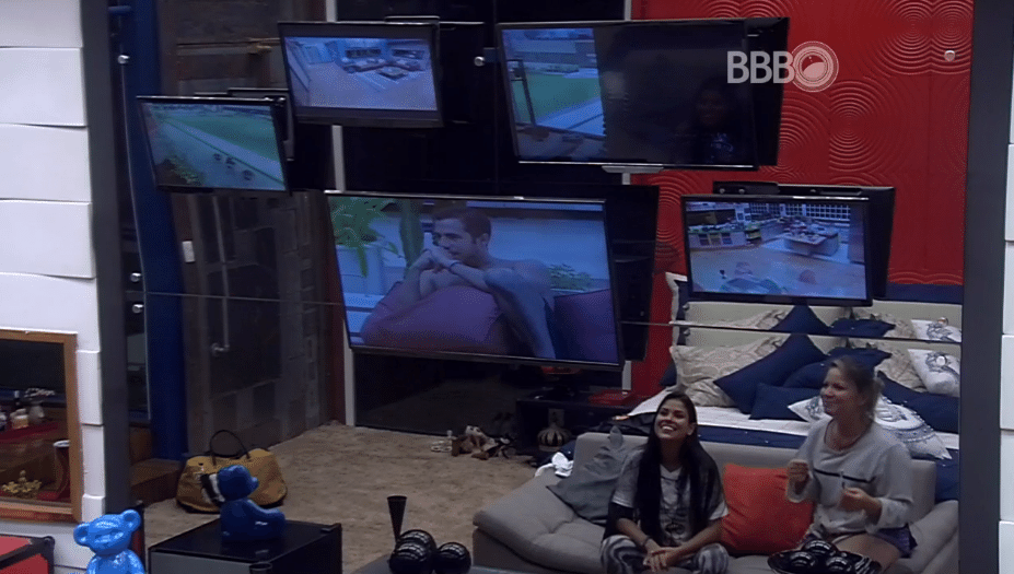 12.fev.2016 - Cacau e Munik conversam sobre ficada da sister com Renan enquanto observam o modelo na piscina. Munik conta que ficou com vergonha no dia seguinte da ficada por ela e Renan não terem se protegido com edredom - Reprodução/TV Globo