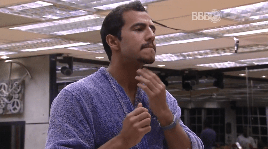 2.mar.2016 - Matheus faz a barba. "A cara do Latino", diz Munik - Reprodção/TV Globo