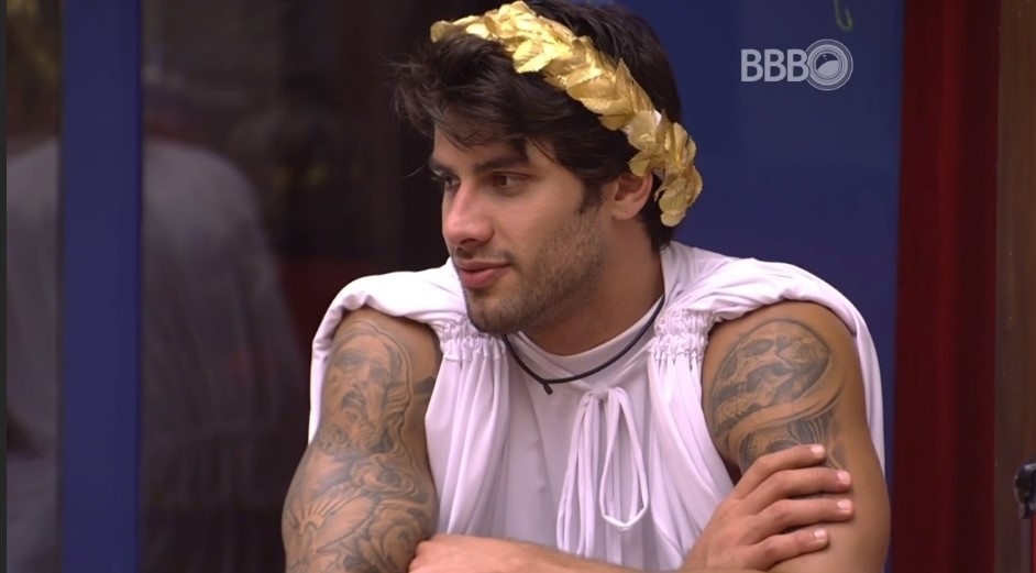 12.mar.2016 - Renan conta para Munik como conheceu sua ex-namorada - Reprodução/TV Globo