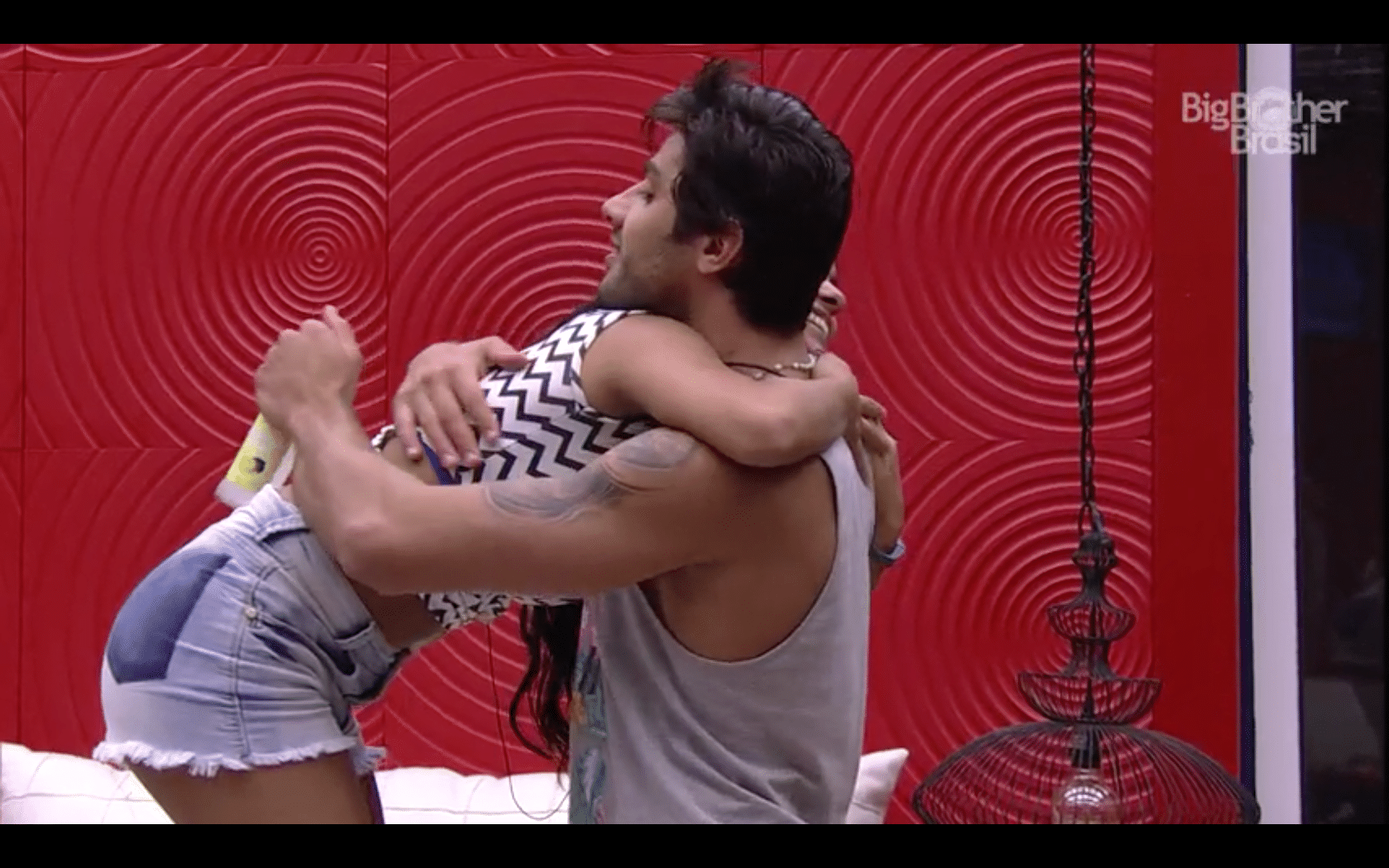 15.mar.2015 - Emparedado, Renan abraça Munik como sinal de despedida no "BBB16" - Reprodução/TV Globo