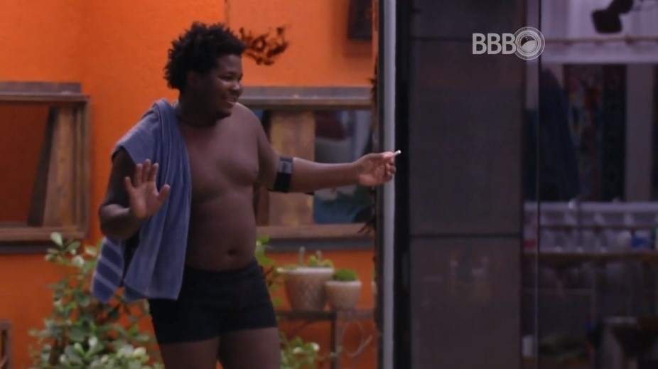 16.mar.2016 - Ronan cria "Quiz do Cigarro" e se diverte com Minik, Matheus e Geralda - Reprodução/TV Globo